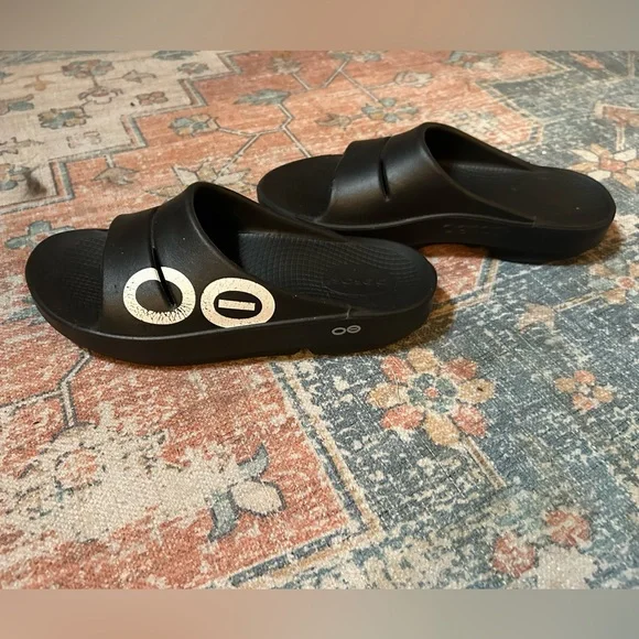 OOFOS Ooahh Slide Sandals Black & White Logo Design - Picture 4 of 8